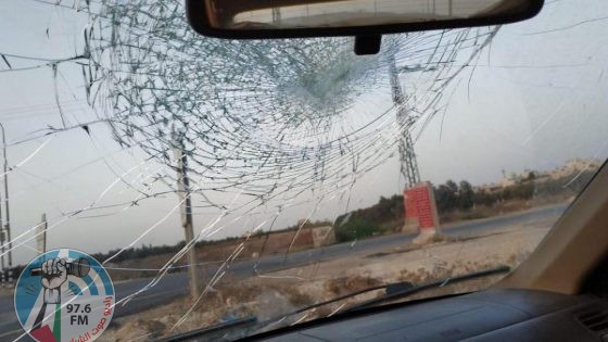 مستوطنون يرشقون مركبات المواطنين بالحجارة غرب نابلس