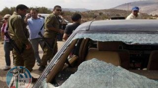 مستوطنون يهاجمون مركبات المواطنين ويدمرون خط مياه في مسافر يطا