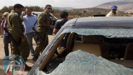 مستوطنون يهاجمون مركبات المواطنين ويدمرون خط مياه في مسافر يطا