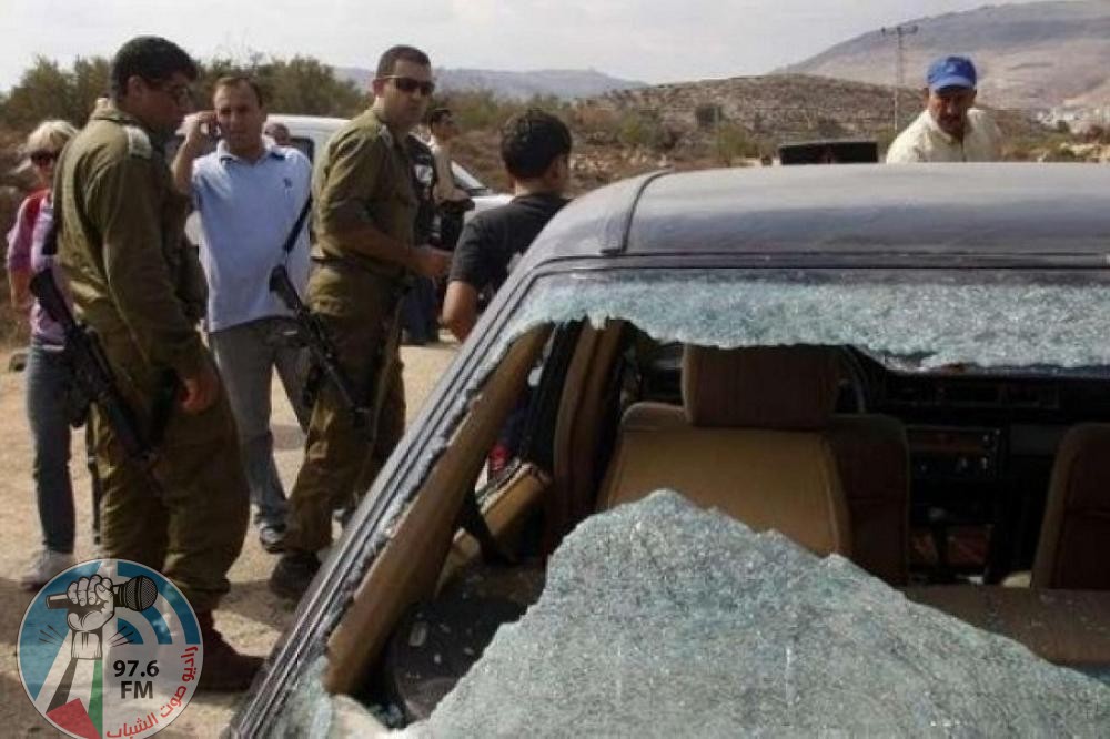 مستوطنون يهاجمون مركبات المواطنين ويدمرون خط مياه في مسافر يطا