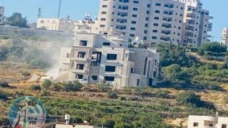 الاحتلال يهدم منزلا من ثلاثة طوابق وغرفة زراعية في الخليل