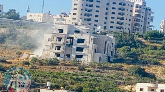 الاحتلال يهدم منزلا من ثلاثة طوابق وغرفة زراعية في الخليل