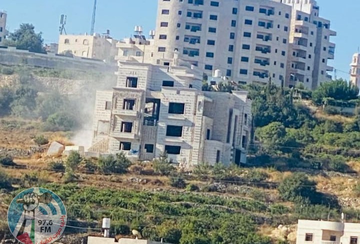 الاحتلال يهدم منزلا من ثلاثة طوابق وغرفة زراعية في الخليل