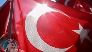 مطربة يونانية ترفض الغناء بحفل في تركيا احتجاجا على رفع العلم التركي وصور أتاتورك