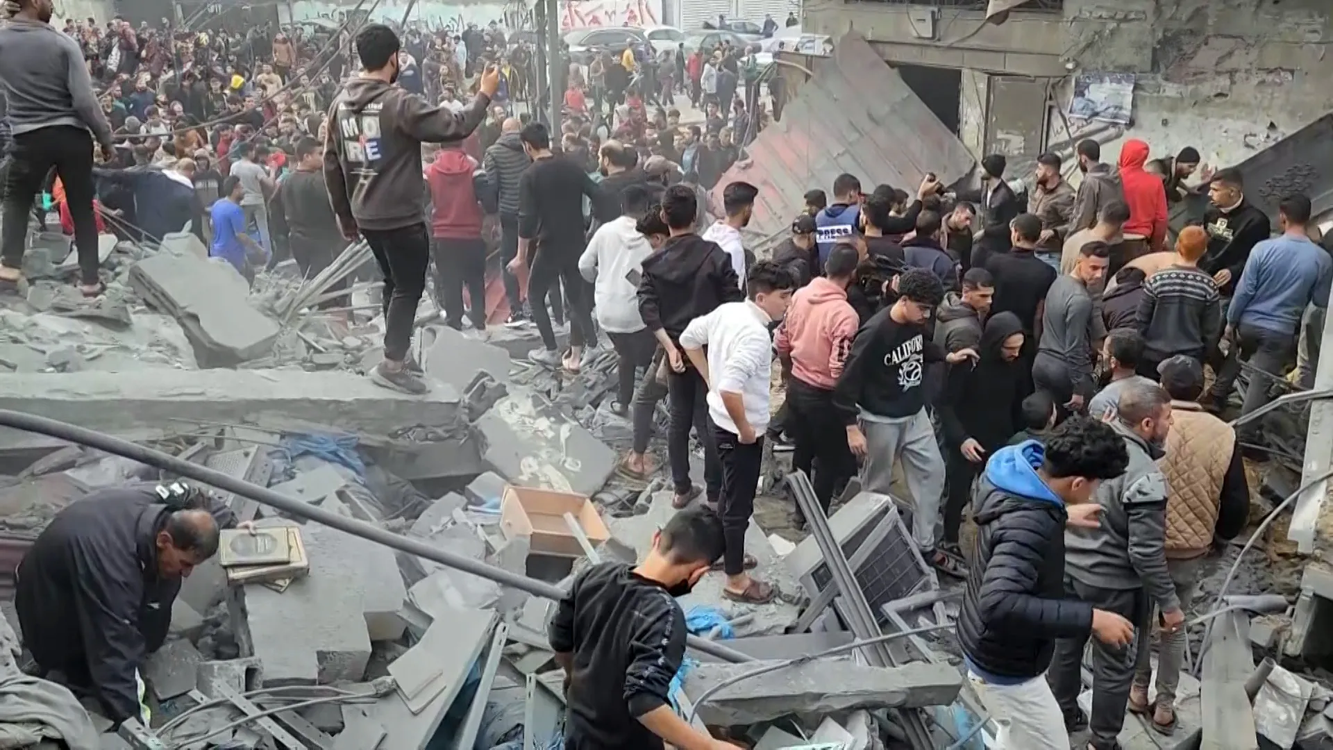 انتشال جثامين 20 شهيدا من رفح والبلدات الشرقية لخان يونس جنوب قطاع غزة