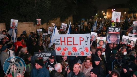 متظاهرون ضد حكومة نتنياهو يغلقون طريقا قرب تل أبيب