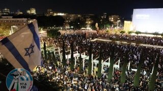 متظاهرون ضد حكومة نتنياهو يغلقون طريقا قرب تل أبيب