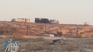 مستوطنون يضعون ثلاثة بيوت متنقلة في منطقة الركيز بمسافر يطا