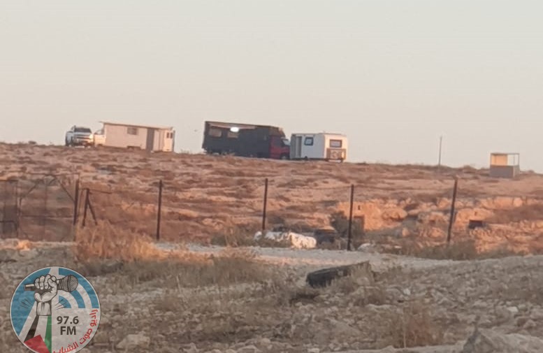 مستوطنون يضعون ثلاثة بيوت متنقلة في منطقة الركيز بمسافر يطا