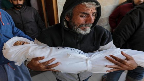 استشهاد مواطنة و3 أطفال في غارة على خيمة للنازحين غرب خان يونس