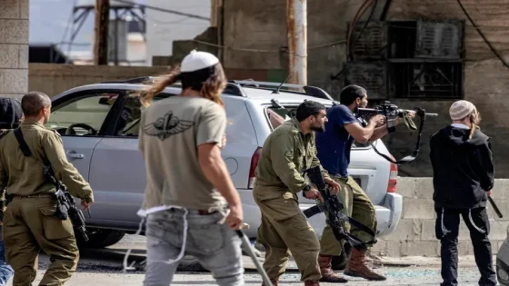 مستعمرين يتجمعون قرب بلدة تقوع جنوب شرق بيت لحم