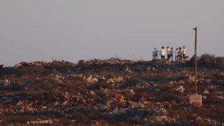 مواطنون يتصدون لهجمات المستوطنين في قرية قصرة