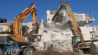 الاحتلال يهدم منزلا ومحطة محروقات ومغسلة في بلدة الطور شرق القدس المحتلة