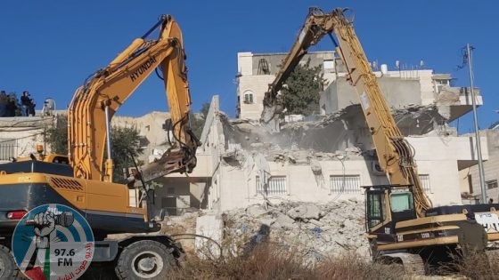 الاحتلال يهدم منزلا ومحطة محروقات ومغسلة في بلدة الطور شرق القدس المحتلة