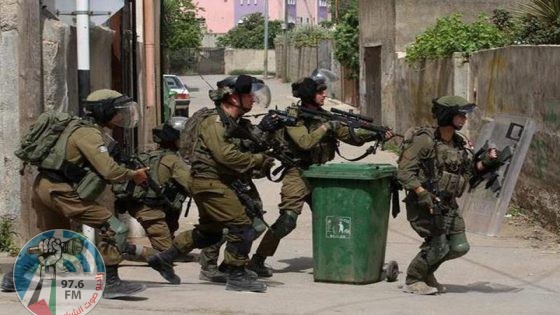 الاحتلال يصيب 4 شبان ويعتقل آخر خلال اقتحام البلدة القديمة من مدينة نابلس