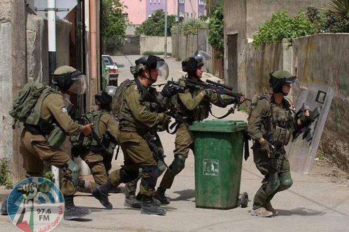 الاحتلال يصيب 4 شبان ويعتقل آخر خلال اقتحام البلدة القديمة من مدينة نابلس