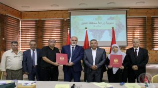 محافظ الخليل يبحث مع وزير الزراعة الواقع الزراعي في المحافظة