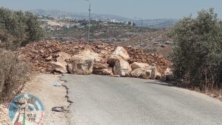 أغلقت جرافات الاحتلال الإسرائيلي، اليوم الاثنين، منافذ الطرق الزراعية المؤدية إلى الأغوار الشمالية، بوساطة السواتر الترابية. وقال الناشط الحقوقي عارف دراغمة، إن الاحتلال أغلق منافذ الطرق الزراعية في قرية عاطوف شرق طمون، والتي تصل إلى مناطق عاطوف وطمون بالأغوار الشمالية. وتشدد قوات الاحتلال الإسرائيلي منذ صباح اليوم، إجراءاتها العسكرية عند حاجزي تياسير والحمرا العسكريين بالأغوار الشمالية، وتنتشر عند بوابة عاطوف شرق طمون، مع حركة مستمرة لدوريات الاحتلال.