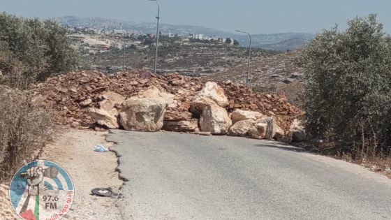 أغلقت جرافات الاحتلال الإسرائيلي، اليوم الاثنين، منافذ الطرق الزراعية المؤدية إلى الأغوار الشمالية، بوساطة السواتر الترابية. وقال الناشط الحقوقي عارف دراغمة، إن الاحتلال أغلق منافذ الطرق الزراعية في قرية عاطوف شرق طمون، والتي تصل إلى مناطق عاطوف وطمون بالأغوار الشمالية. وتشدد قوات الاحتلال الإسرائيلي منذ صباح اليوم، إجراءاتها العسكرية عند حاجزي تياسير والحمرا العسكريين بالأغوار الشمالية، وتنتشر عند بوابة عاطوف شرق طمون، مع حركة مستمرة لدوريات الاحتلال.