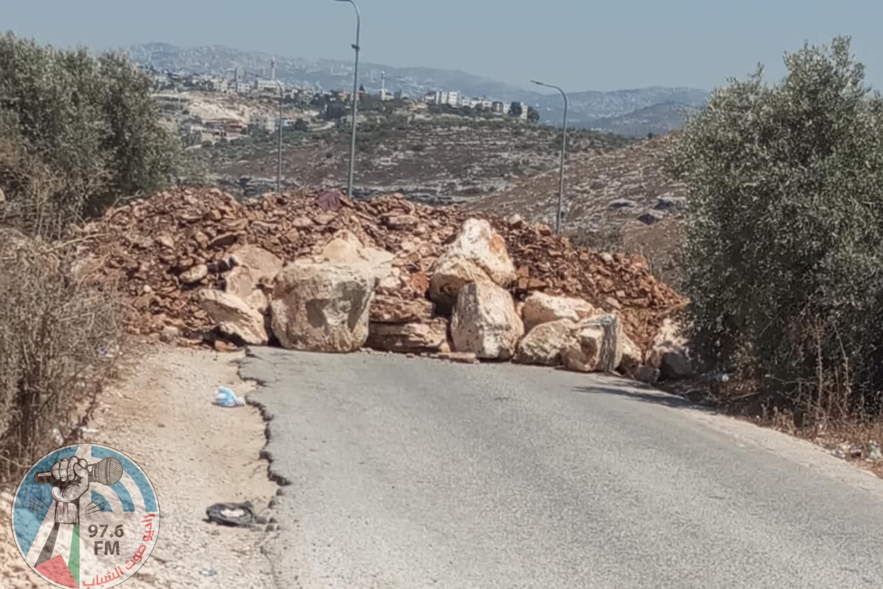 أغلقت جرافات الاحتلال الإسرائيلي، اليوم الاثنين، منافذ الطرق الزراعية المؤدية إلى الأغوار الشمالية، بوساطة السواتر الترابية. وقال الناشط الحقوقي عارف دراغمة، إن الاحتلال أغلق منافذ الطرق الزراعية في قرية عاطوف شرق طمون، والتي تصل إلى مناطق عاطوف وطمون بالأغوار الشمالية. وتشدد قوات الاحتلال الإسرائيلي منذ صباح اليوم، إجراءاتها العسكرية عند حاجزي تياسير والحمرا العسكريين بالأغوار الشمالية، وتنتشر عند بوابة عاطوف شرق طمون، مع حركة مستمرة لدوريات الاحتلال.