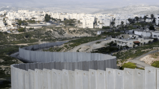 تقرير: مخططات تطويق وعزل القدس والتهجير بالخليل تنتعش في ظروف الحرب