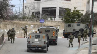 القدس: الاحتلال يعتقل ثلاثة أشقاء ويعتدي بالضرب على عدة شبان في قلنديا