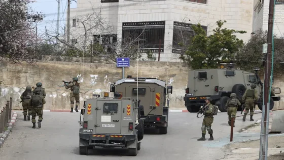 القدس: الاحتلال يعتقل ثلاثة أشقاء ويعتدي بالضرب على عدة شبان في قلنديا