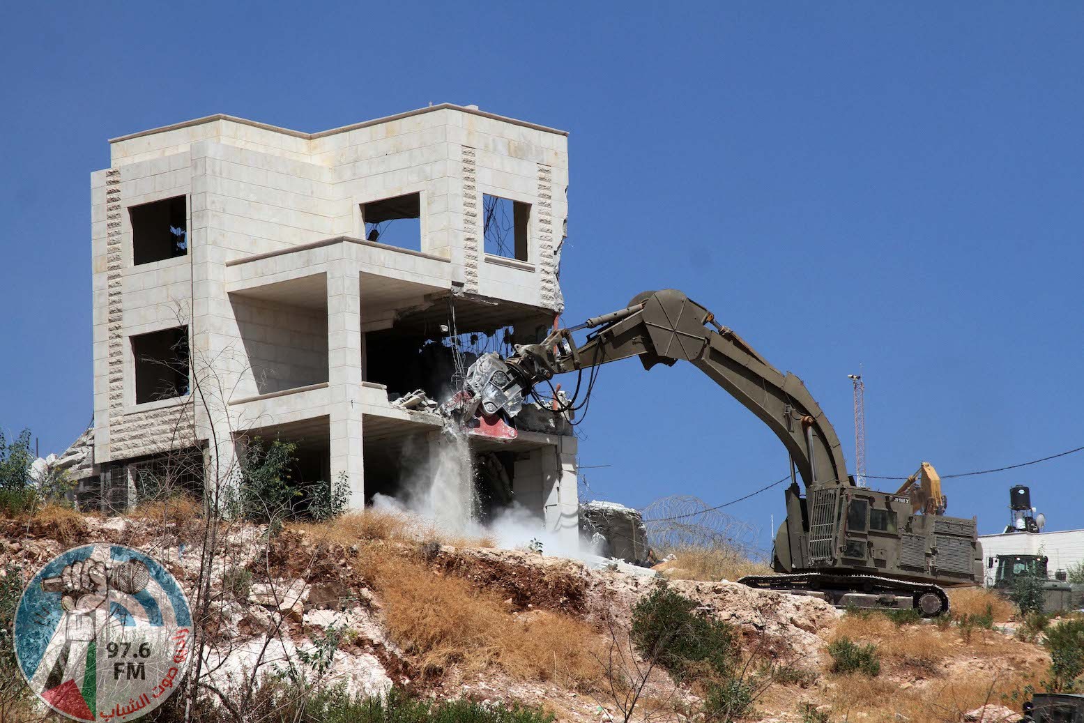 الاحتلال يهدم بناية في الرام شمال القدس المحتلة