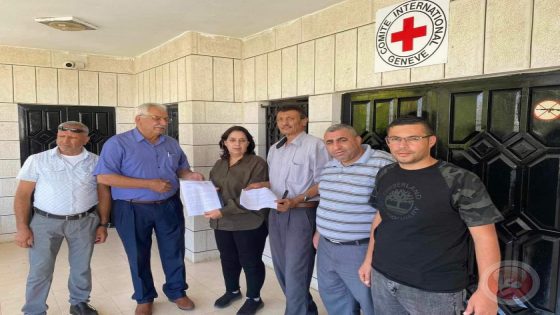 وقفة امام الصليب الاحمر في الخليل للمطالبة باسترداد جثامين الشهداء المحتجزة
