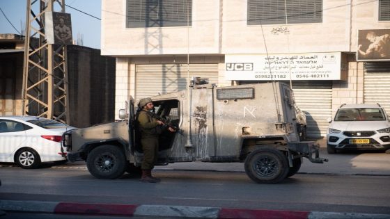 الاحتلال يغلق شارع حوارة الرئيسي جنوب نابلس