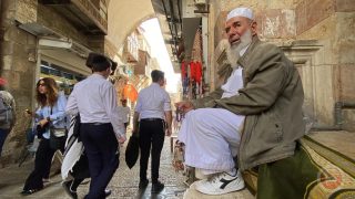 قيود ومنع-40 ألف مصل يؤدون صلاة الجمعة في الأقصى