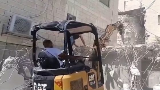 الاحتلال يجبر عائلة مقدسية على هدم منزلها في العيسوية