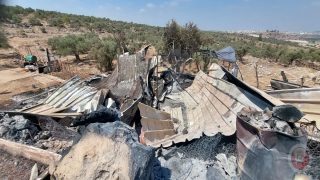 بالصور- مستوطنون يحرقون ممتلكات المواطنين غرب سلفيت