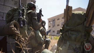 هآرتس: الجيش الإسرائيلي يستخدم فلسطينيين دروعا بشرية بغزة