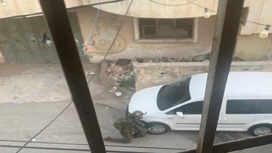 الاحتلال يشن حملة مداهمة واعتقالات في بلدة حبلة جنوب قلقيلية