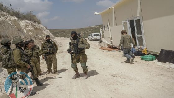 مستوطنون يهاجمون مساكن المواطنين ويستولون عليها جنوب الخليل