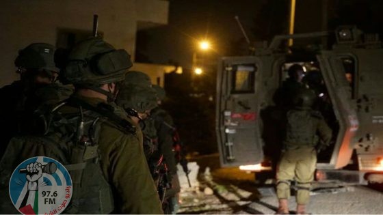 الاحتلال يعتقل 12 مواطنا ويسرق أموالا من الخليل