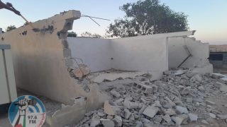 الاحتلال يجبر مواطنين في عرب المليحات على هدم غرفة للطاقة الشمسية