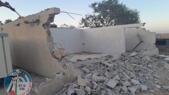 الاحتلال يجبر مواطنين في عرب المليحات على هدم غرفة للطاقة الشمسية