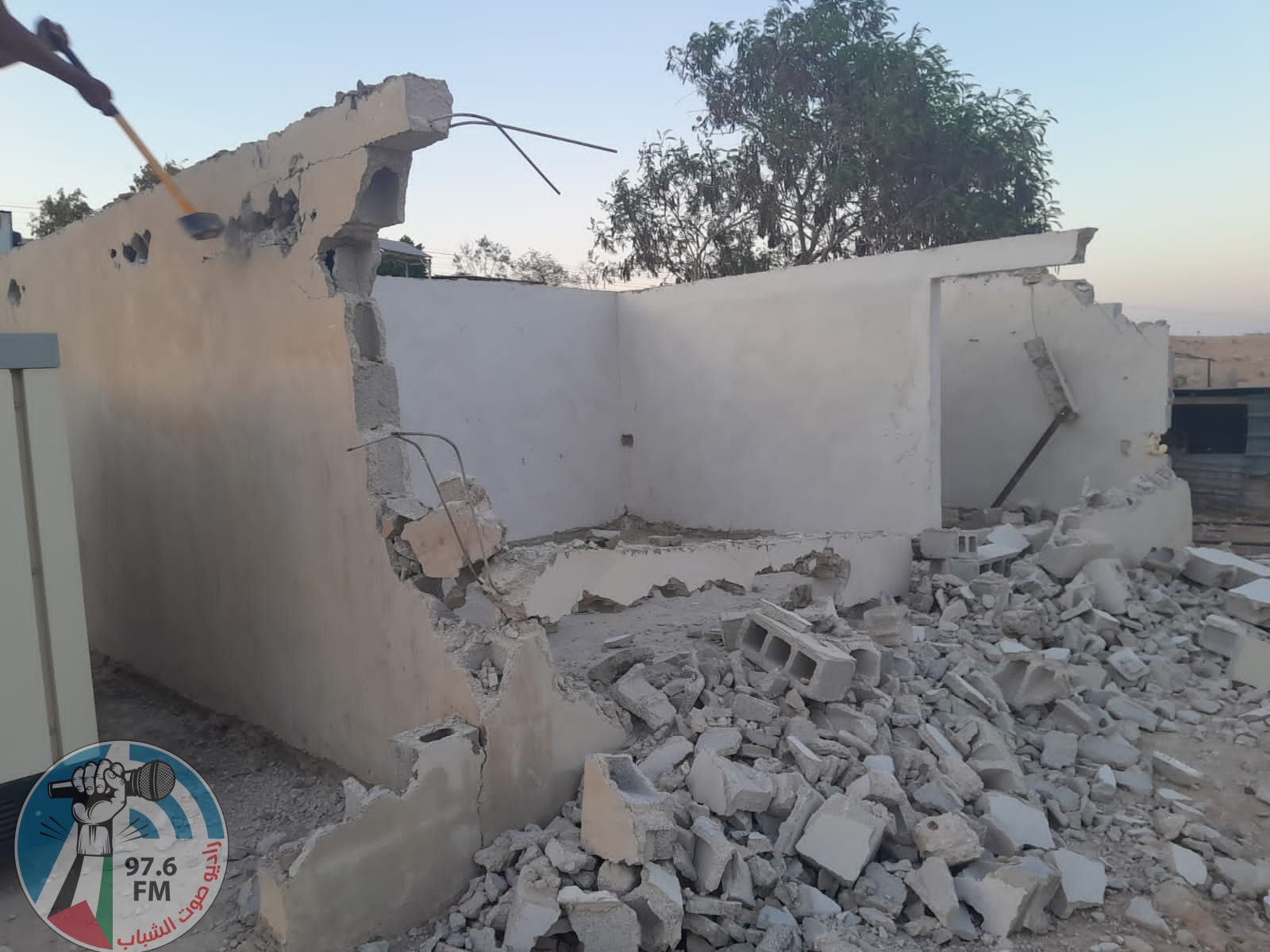 الاحتلال يجبر مواطنين في عرب المليحات على هدم غرفة للطاقة الشمسية