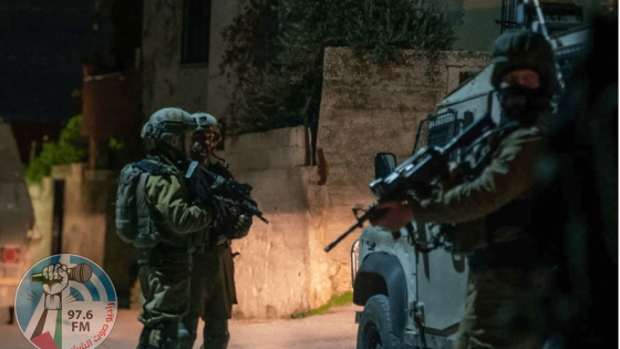 الاحتلال يعتقل مواطنين من حزما شمال شرق القدس