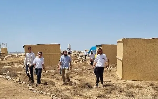 مستعمرون يقيمون بؤرة استعمارية في الخان الأحمر
