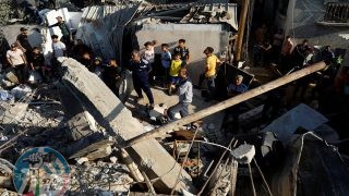 Palestinians work to remove debris as they search for bodies at the site of an Israeli strike, amid the ongoing conflict between Israel and Palestinian Islamist group Hamas, in Khan Younis in the southern Gaza Strip, October 19, 2023. REUTERS/Ibraheem Abu Mustafa