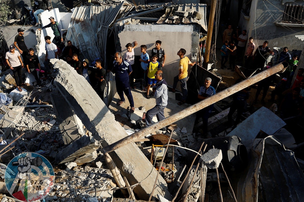 Palestinians work to remove debris as they search for bodies at the site of an Israeli strike, amid the ongoing conflict between Israel and Palestinian Islamist group Hamas, in Khan Younis in the southern Gaza Strip, October 19, 2023. REUTERS/Ibraheem Abu Mustafa