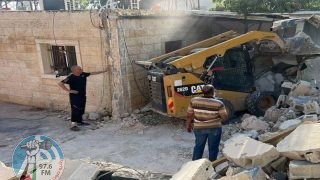 الاحتلال يجبر مواطنا من جلبون على هدم سور منزله ذاتيا