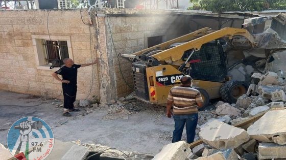 الاحتلال يجبر مواطنا من جلبون على هدم سور منزله ذاتيا