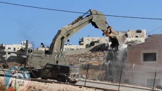 الاحتلال يجبر مواطنا من الزعيم شرق القدس على هدم جزء من منزله