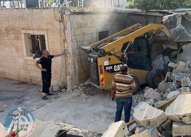 الاحتلال يجبر مواطنا من جلبون على هدم سور منزله ذاتيا