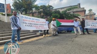 في وقفة أمام محطة سيئول للقطارات.. سودانيون يطلبون حق اللجوء