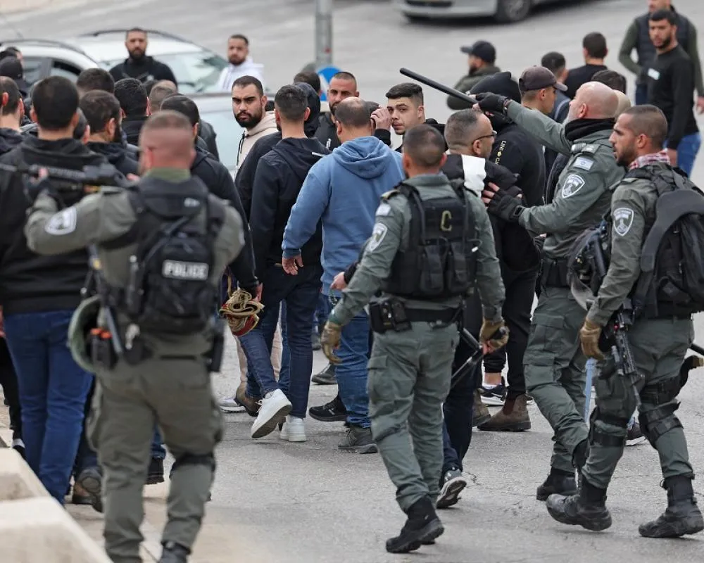 الاحتلال يعتقل 10 مواطنين من الضفة بينهم أسرى سابقون